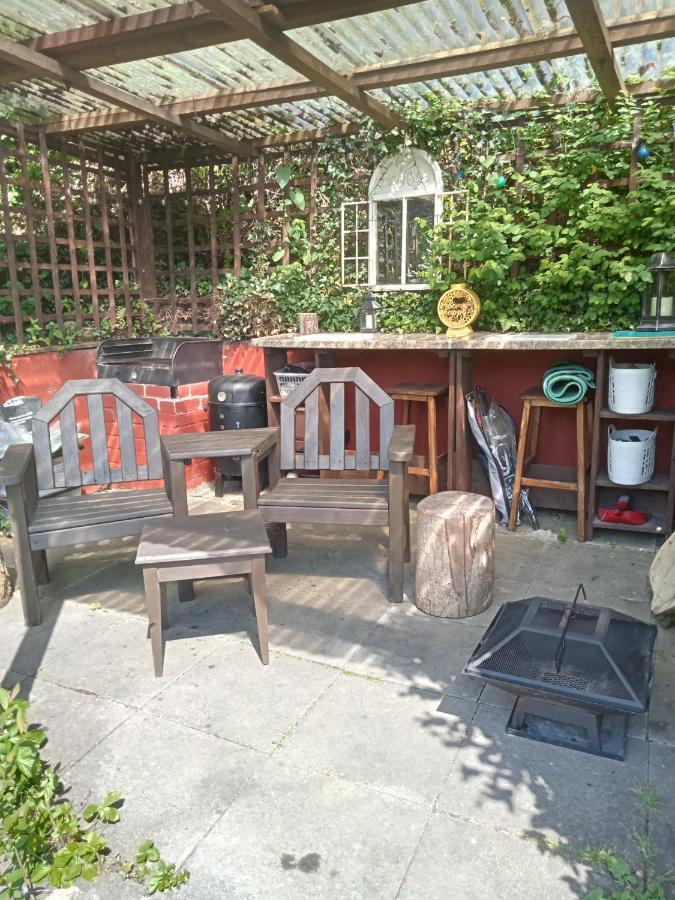 קארמרת'ן 'Morris' The Shepherd'S Hut And Woodland Hot Tub Experience מראה חיצוני תמונה