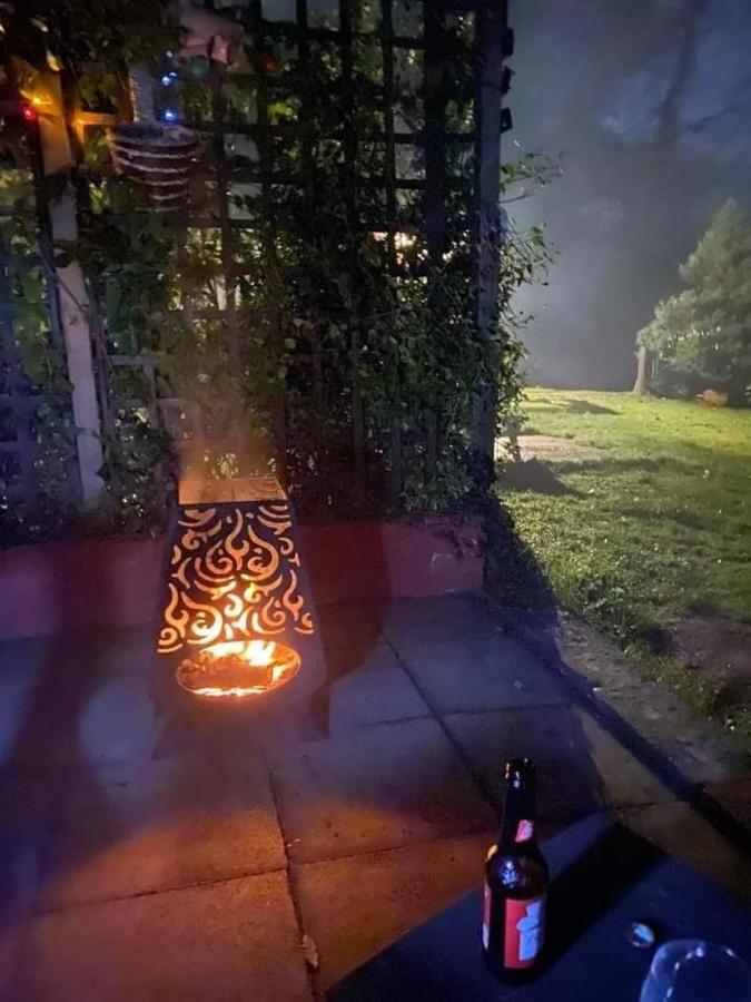 קארמרת'ן 'Morris' The Shepherd'S Hut And Woodland Hot Tub Experience מראה חיצוני תמונה