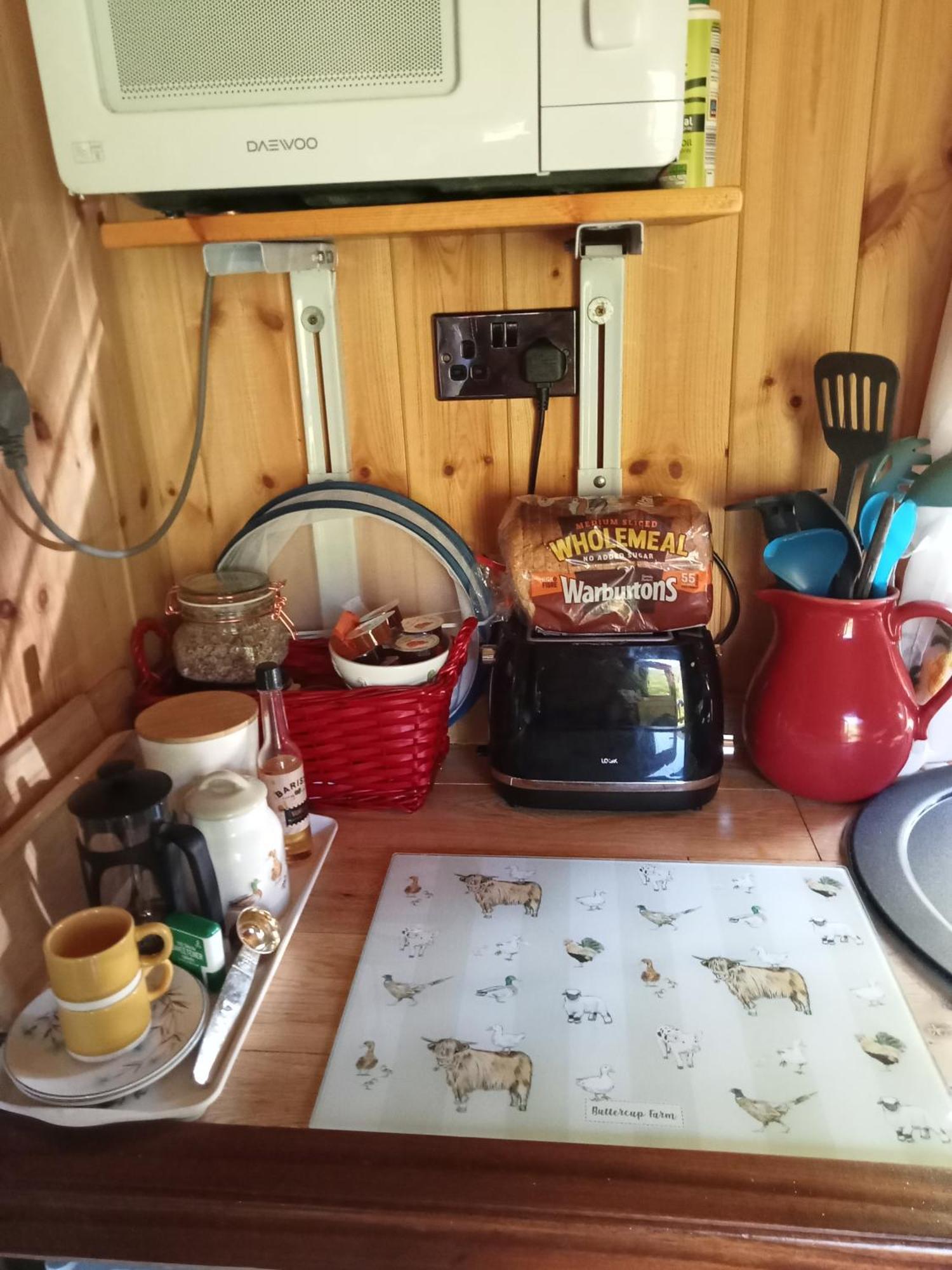 קארמרת'ן 'Morris' The Shepherd'S Hut And Woodland Hot Tub Experience מראה חיצוני תמונה