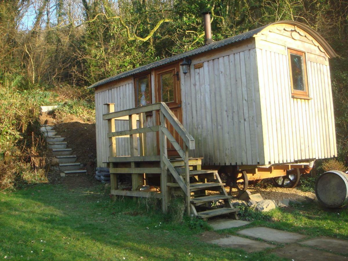 קארמרת'ן 'Morris' The Shepherd'S Hut With Woodland Hot Tub מראה חיצוני תמונה