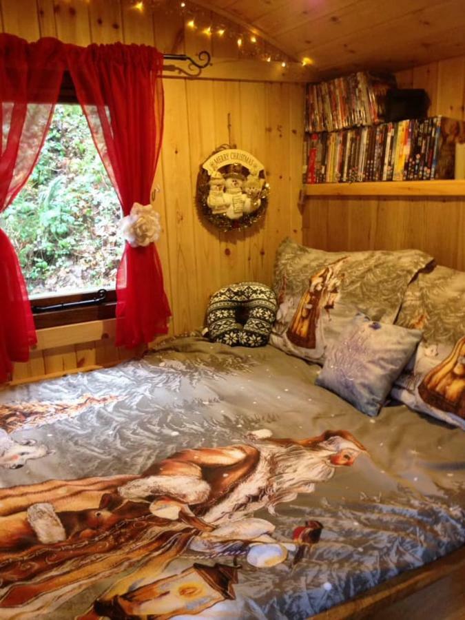 קארמרת'ן 'Morris' The Shepherd'S Hut And Woodland Hot Tub Experience מראה חיצוני תמונה